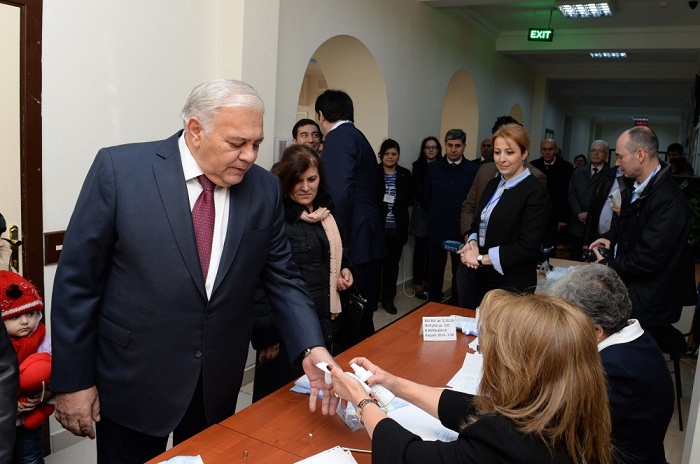Le président du Milli Medjlis vote au bureau de vote №22